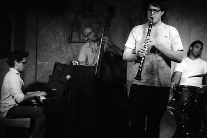 clarinetista de jazz que dobla 0