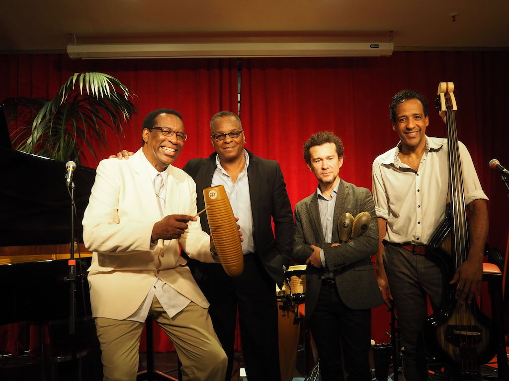 cuban entertainer/sänger 0