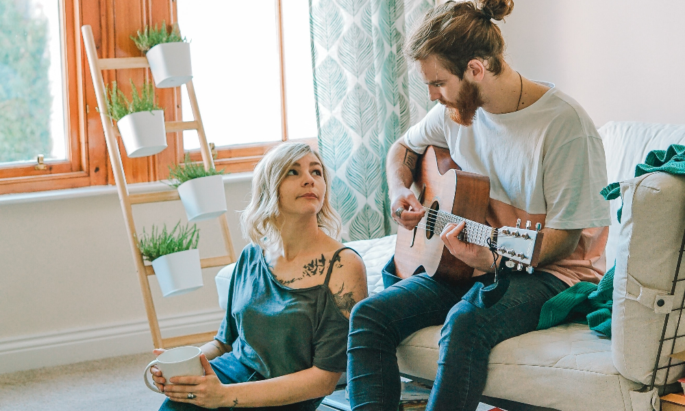 Cantautor: Cantantes que escriben e interpretan sus propias canciones.