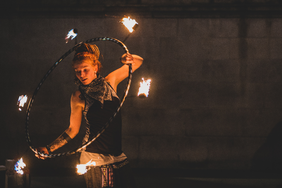 Circo: Acróbatas, Equilibristas, Fakirs, Malabaristas, Domadores, etcétera.