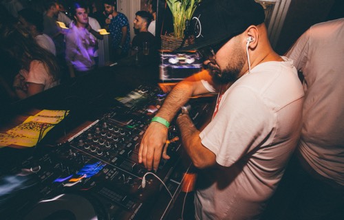 DJ: Disc jockeys, Deejays, Pinchadiscos, Disco Móvil, Karaoke, etcétera.